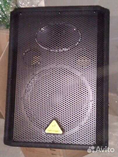 Продаётся сценический монитор Behringer VS1220F