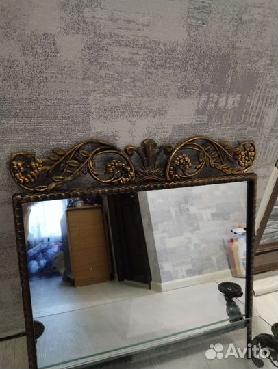 Зеркало в металлической оправе с полочкой