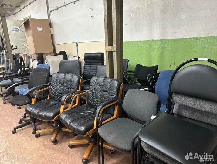 Мебель: шкаф, стол, тумба, кресло