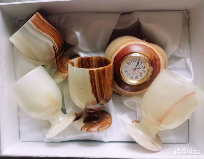 Набор рюмок и часы из оникса