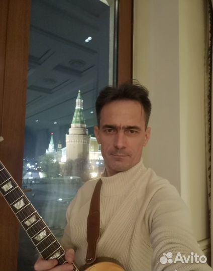 Гитарист на мероприятие. Золотая электрогитара