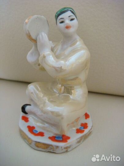 Фарфоровая статуэтка 