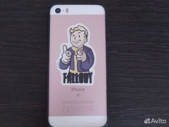 iPhone SE, 32 ГБ
