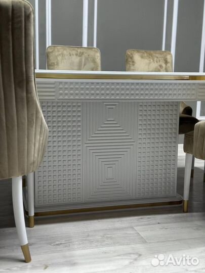 Стол обеденный. В наличии