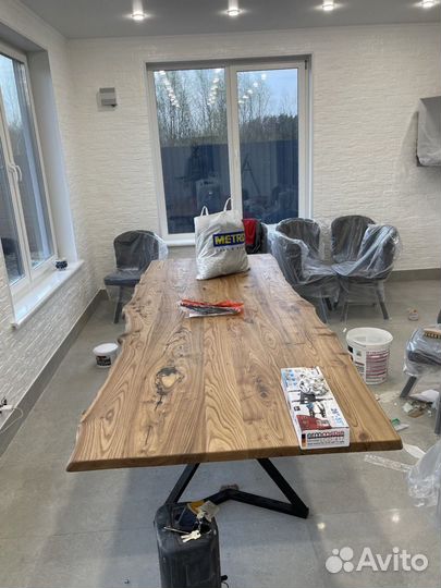 Большой деревянный стол