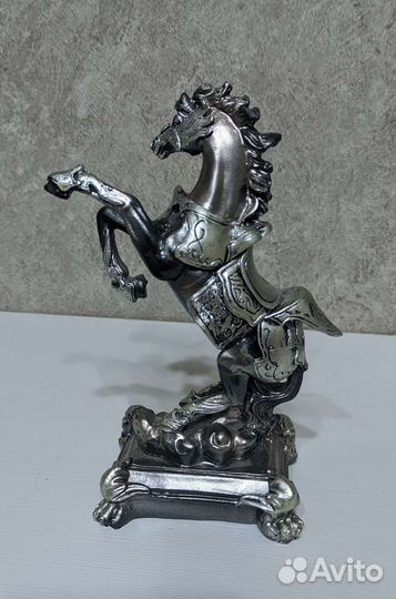 Статуэтка лошади, стоящей на задних лапах