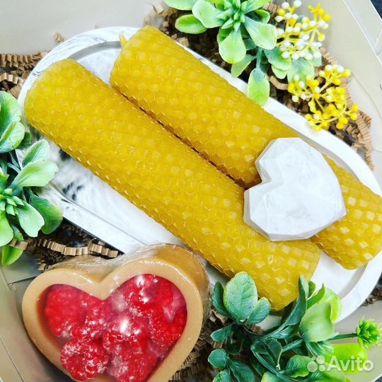 Набор из мыла ручной работы, свечей и подставки