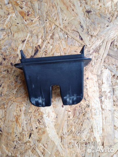 Кожух замка багажника Audi A8 D4 long 4.2 cdra