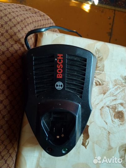Зарядник bosch