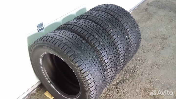 Dunlop SP Winter Ice 01 215/65 R16