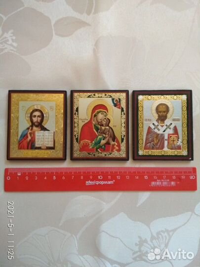 Иконы, Библия, акафисты