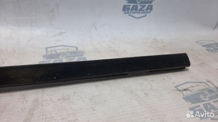 Уплотнитель стекла двери передний левый Toyota