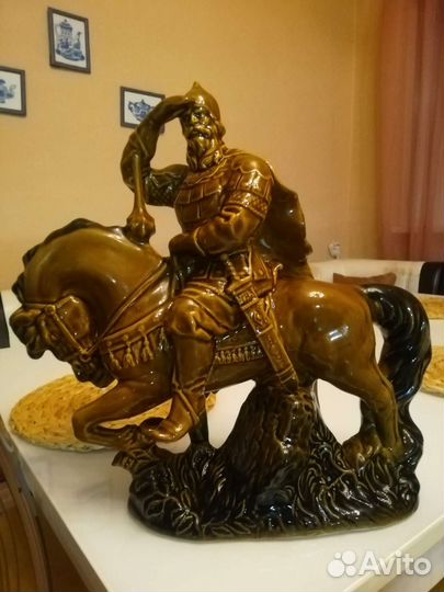 Фарфоровая статуэтка илья муромец на коне