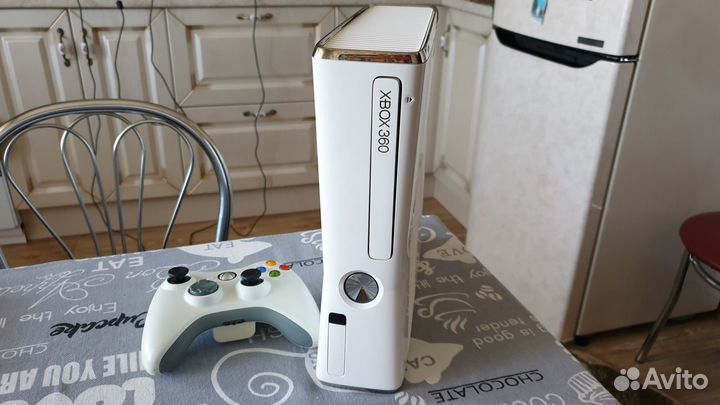 Xbox360Slm 320 gb+ freeboot+75игр+2геймпадa