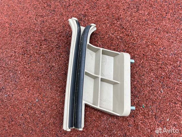 Направляющая стекла двери передняя правая Hyundai