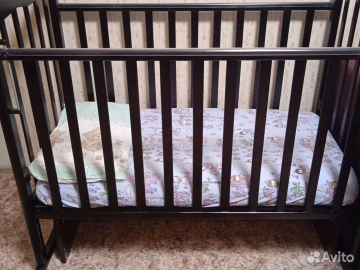 Детская кроватка с маятником