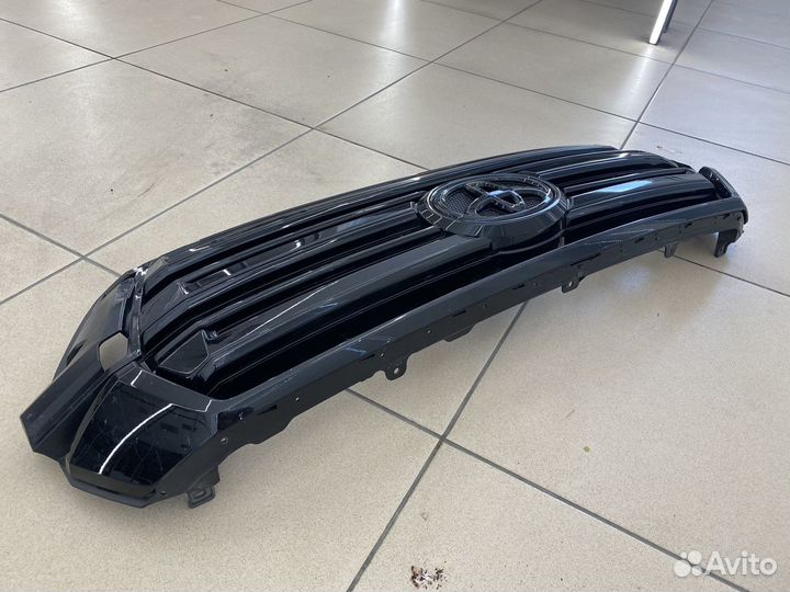 Решетка радиатора toyota land cruiser 200 Черная