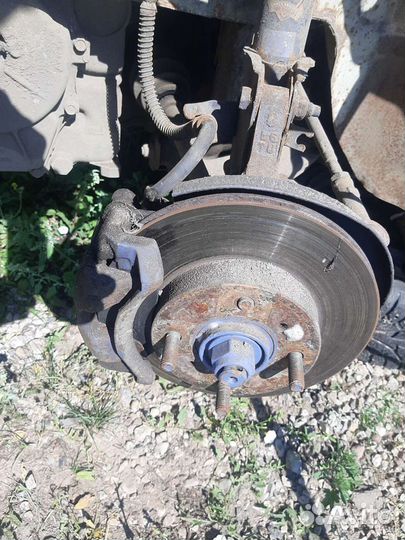 Поворотный кулак Mitsubishi Mirage 1999 год