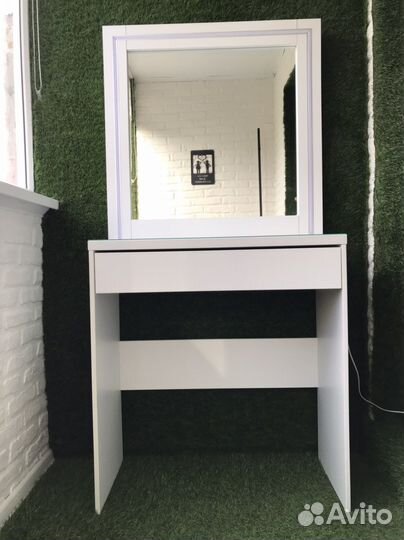 Стол визажиста с зеркалом и подсветкой