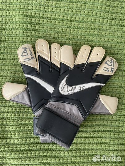 Вратарские перчатки с автографом Игоря Акинфеева