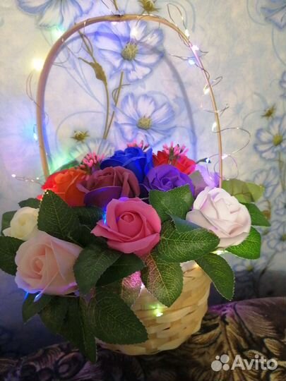 Светящаяся корзинка из 15 роз из мыла