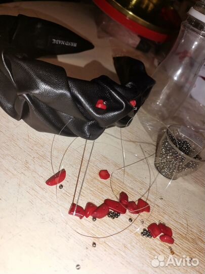 Ободок с камнями коралл