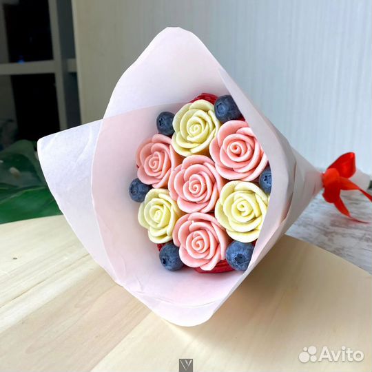 Букет из роз в шоколаде, подарок на праздник