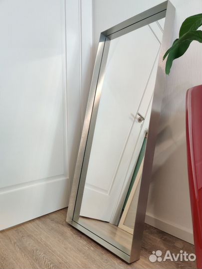 Зеркало настенное в металлической раме