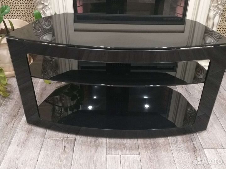 Стеклянная тумба под тв