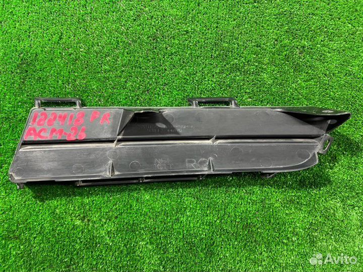 Заглушка бампера передняя правая Toyota Ipsum