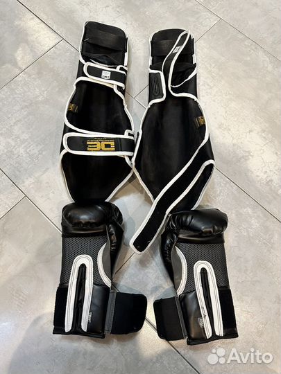 Боксерские перчатки и защита на ноги