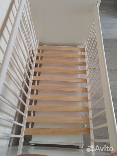 Детская кроватка с маятником и ящиком