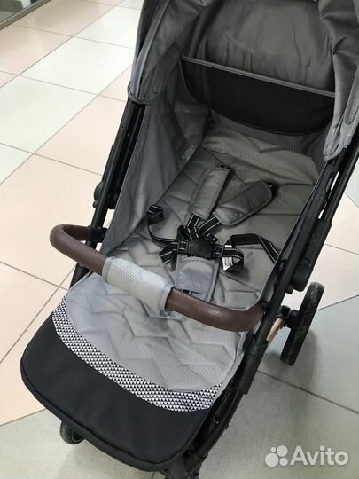 Прогулочная коляска с перекидной ручкой