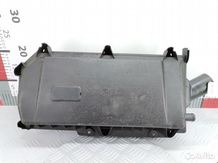 Корпус воздушного фильтра Volkswagen Golf 3 2000