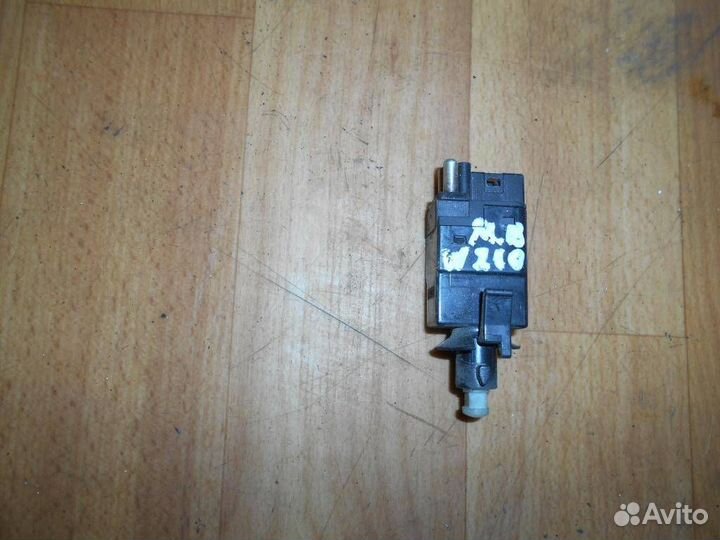 Датчик включения стоп-сигнала Mercedes Benz W210