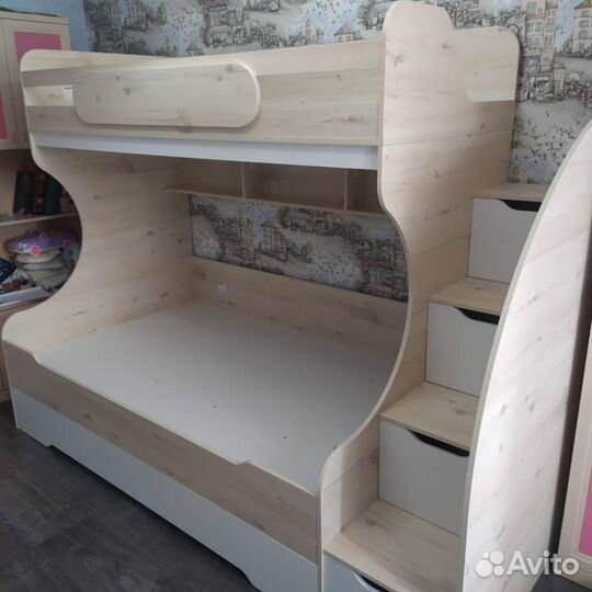 Двухъярусная кровать три спальных места