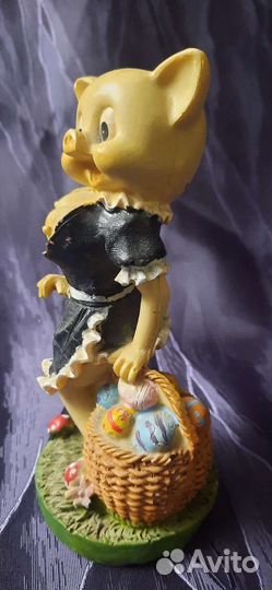 Статуэтка свинка-секси. Высота 17см
