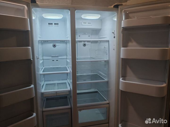 Холодильник Samsung Side by Side. Модель RS20CR