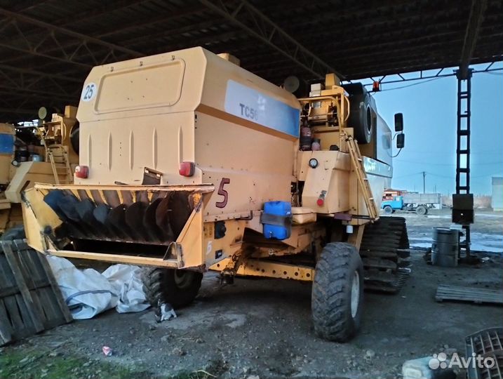 Комбайн New Holland TC 56, 2005