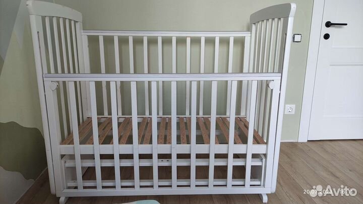 Детская кроватка с маятником