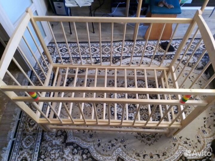 Детская кроватка с маятником. с матрасом