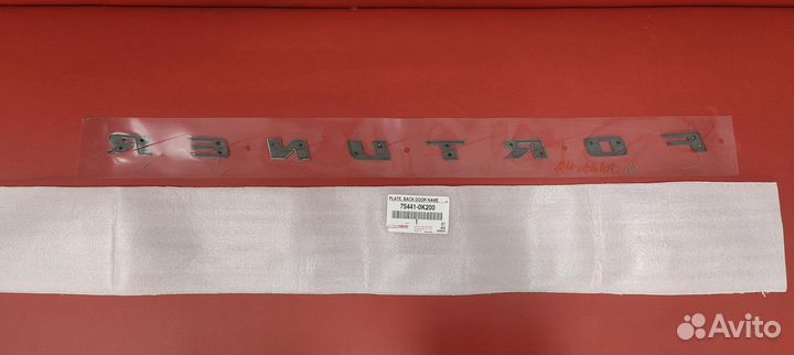 Эмблема крышки багажника toyota fortuner 2020г