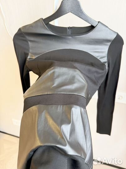 Платье трикотажное с кожаными вставками