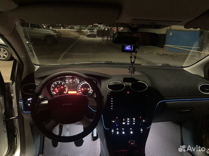 Пересвет панелей приборов и салона