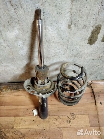 Амортизатор передний левый scoda A5