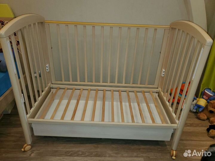 Детская кроватка и комод