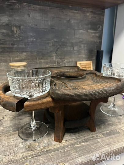 Столик для вина и закусок