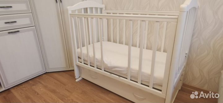 Детская кроватка с маятником