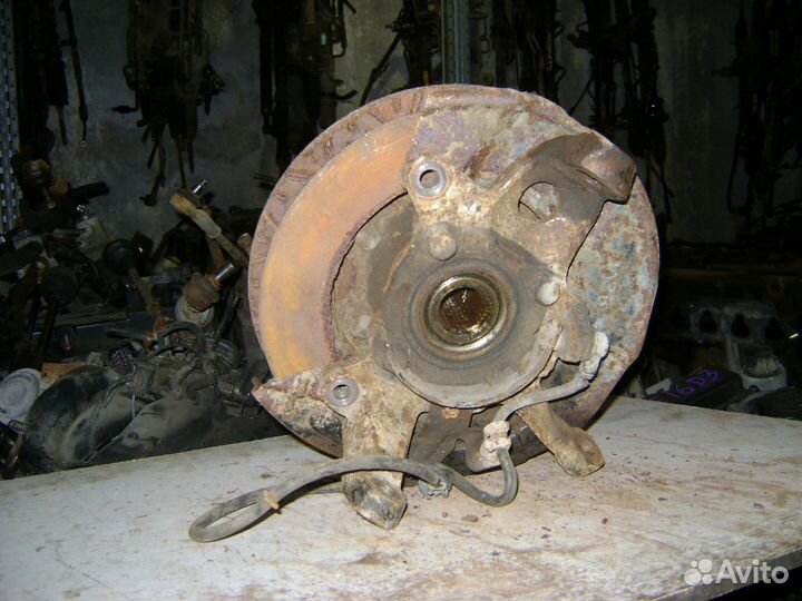 Кулак передний правый Mitsubishi Pajero 3 Montero