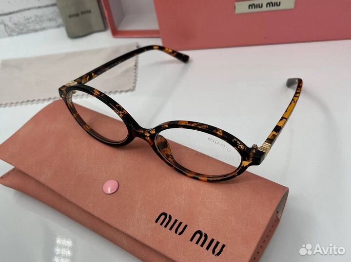 Солнцезащитные очки Miu Miu